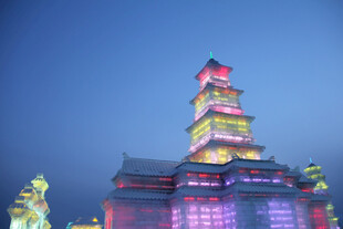 夜幕下的绚丽多彩塔楼