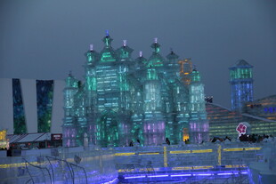 梦幻灯光下的璀璨城堡