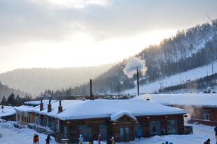 冬日雪中小镇温馨景象
