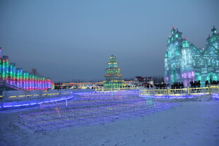 冰雪幻景中的璀璨建筑