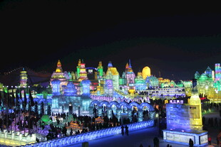 冰雪灯光秀璀璨夜景