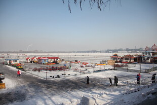 冬日冰面热闹游乐场景