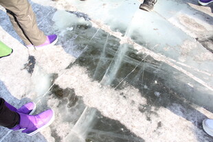 冬日户外踩雪场景