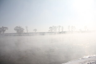 冬日晨雾中的河岸美景