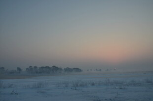 冬日雪野的静谧黄昏