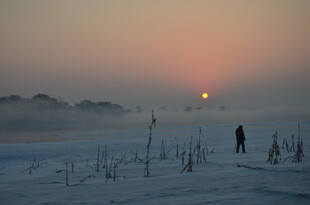 雪地夕阳下的漫步身影