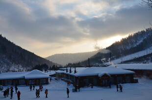 雪后山村景 众人享冬趣