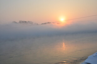 冬日江面日出美景
