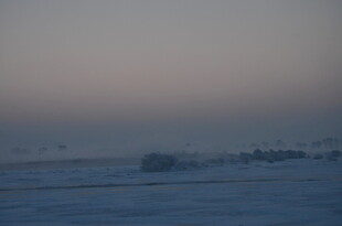 冬日雪地朦胧远景