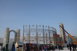 城市广场景观建筑人群