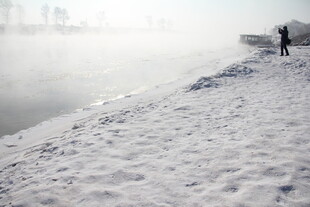 雪后岸边一人独赏江景