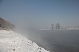 江边雪景 水汽升腾之景