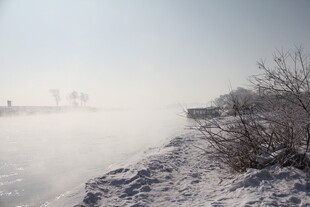 冬日河岸雪景