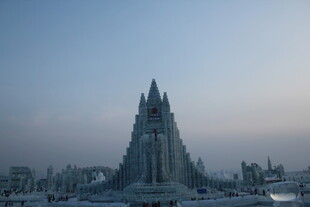 宏伟壮观的尖顶建筑景观