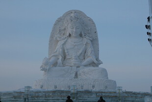 巨大佛像矗立天际