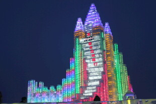 梦幻彩色城堡夜景