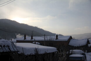 雪覆露台 远山朦胧之景