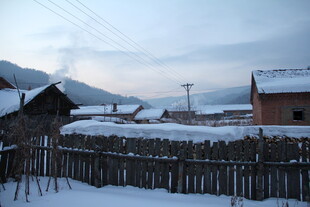 冬日乡村雪景中的木屋围栏