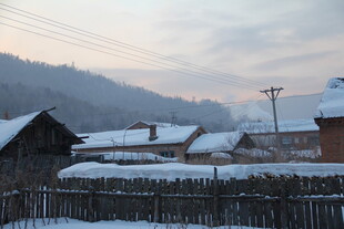 冬日雪覆乡村小屋景象