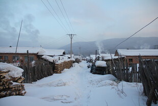 雪覆村落 静谧冬日景象