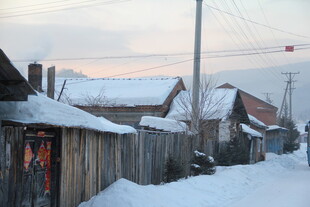 冬日雪中小村庄景象