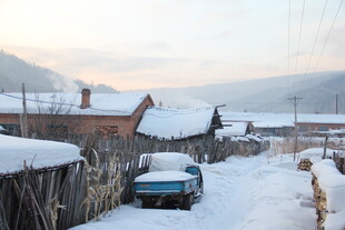 雪覆村庄的冬日宁静景象