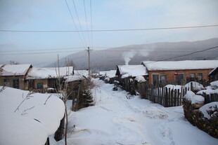 雪覆村落 冬日静谧景象