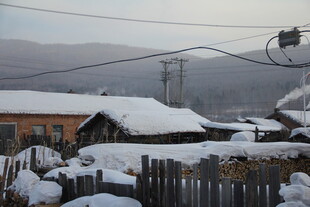 雪覆村庄的宁静冬日景象