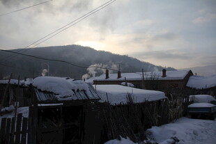 雪覆村庄 冬日静谧景象