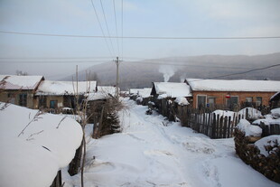 冬日雪覆村庄景象