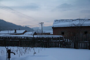 雪覆村落 静谧冬日景象