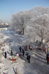 冬日河畔赏景的人群