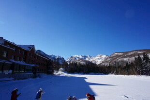 冬日雪山度假村美景