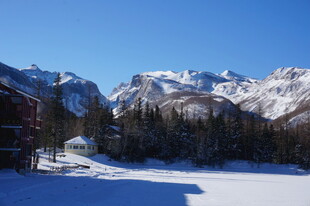 冬日雪山下的静谧风景 长白山