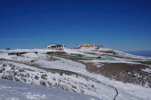雪山景观 山顶建筑覆雪 长白山
