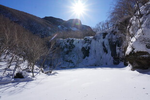 冬日雪景中的山间瀑布 长白山