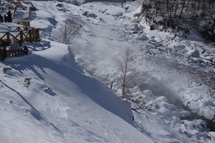 冬日雪景中的山间村落 长白山