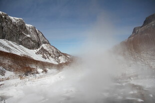 雪山间弥漫的白色雾气 长白山