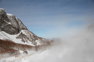 雪山云雾缭绕壮丽景观