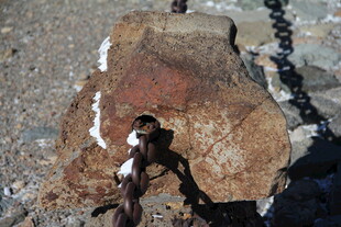 古老生锈锚链与大石 长白山