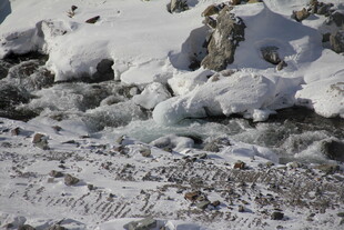 山间融雪景象 长白山