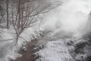 冬日雾凇覆雪溪流美景 长白山