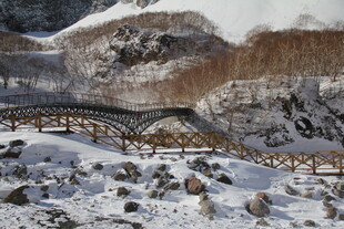 雪山间的木质栈道景观 长白山