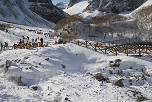 雪山下的热闹人群 长白山