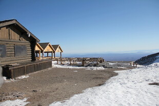 雪山旁的木屋景观 长白山
