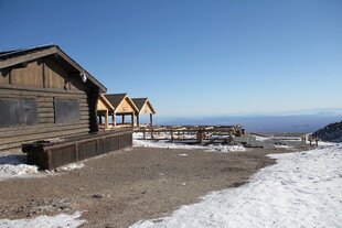 山顶木屋旁的冬日景致 长白山