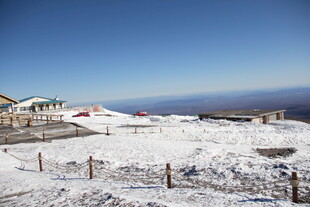 雪覆山顶的美丽景象 长白山