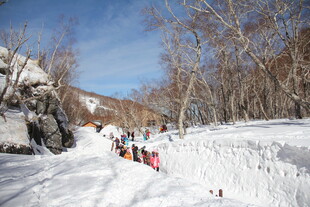 冬日雪地中的欢乐人群 长白山