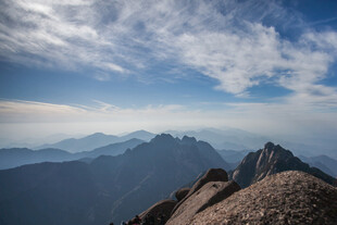 壮丽山景 远眺巍峨山脉