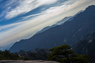 壮丽山景与蓝天
